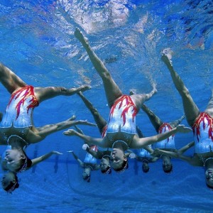 开云官网：马刺队客场击败爵士后官方发布庆祝图像，全队满载喜悦返回圣安东尼奥